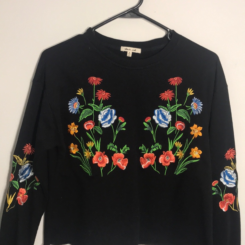 floral embroidered cropped crew neck